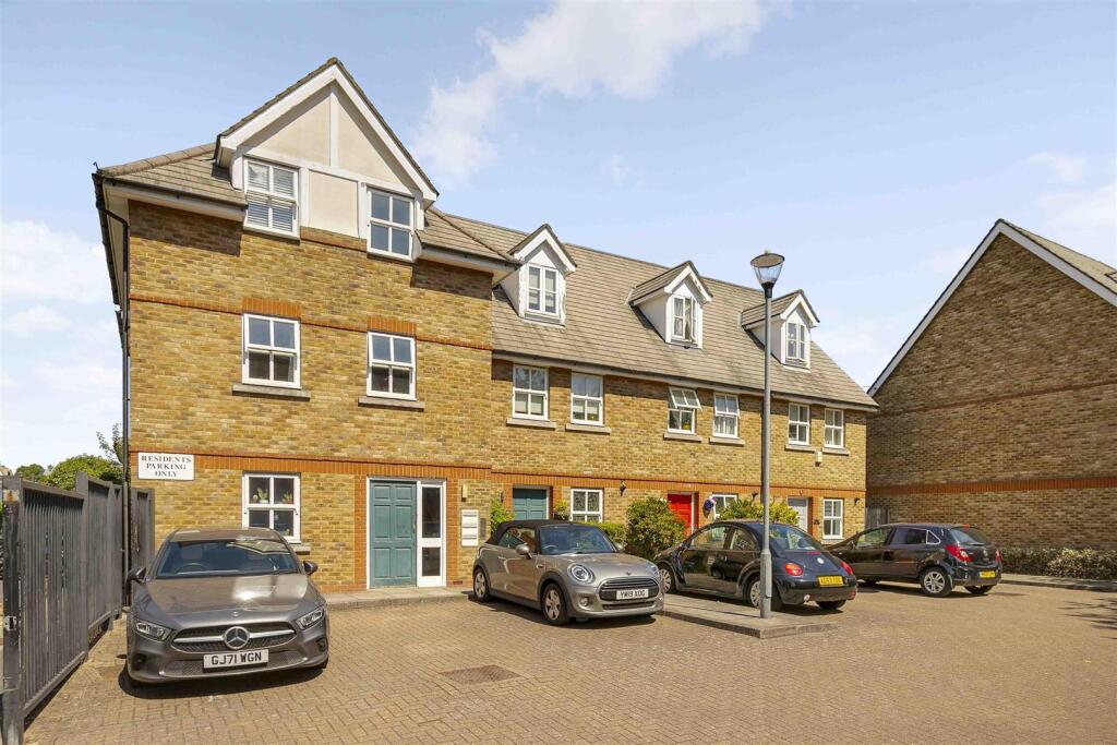 1-bed flat on 100 Novello Street, London, £500,000
