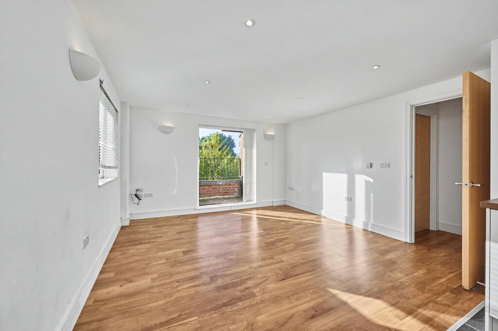 Apartment in East Hertfordshire, Bishop's Stortford - View 3