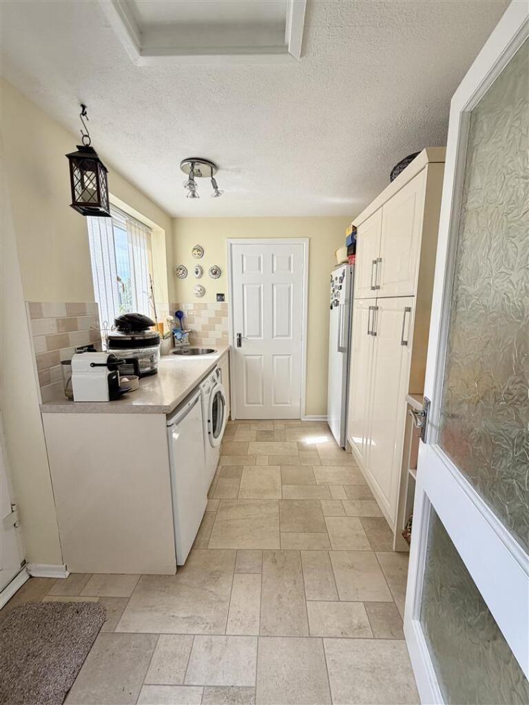 5 High Oaks, Bicton Heath, Shrewsbury, SY3 5AX photo 4