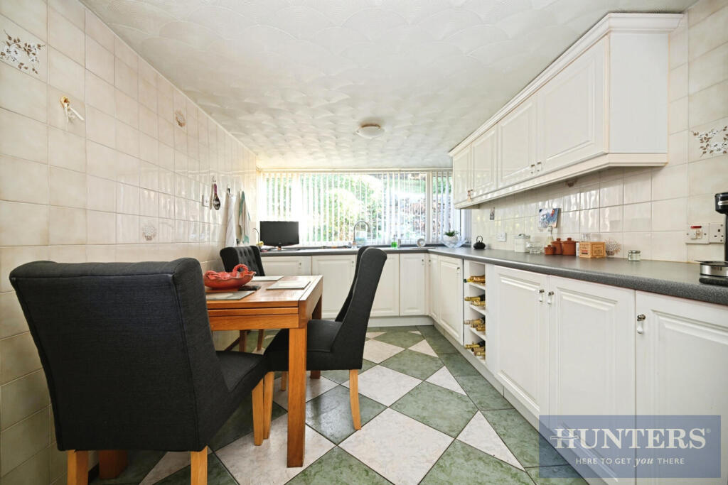 Banksfield Crescent, Yeadon, Leeds photo 4
