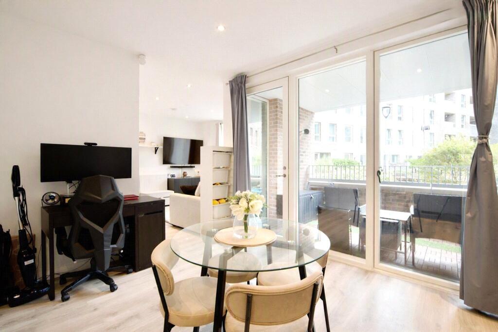 Apartment in Ilford - More