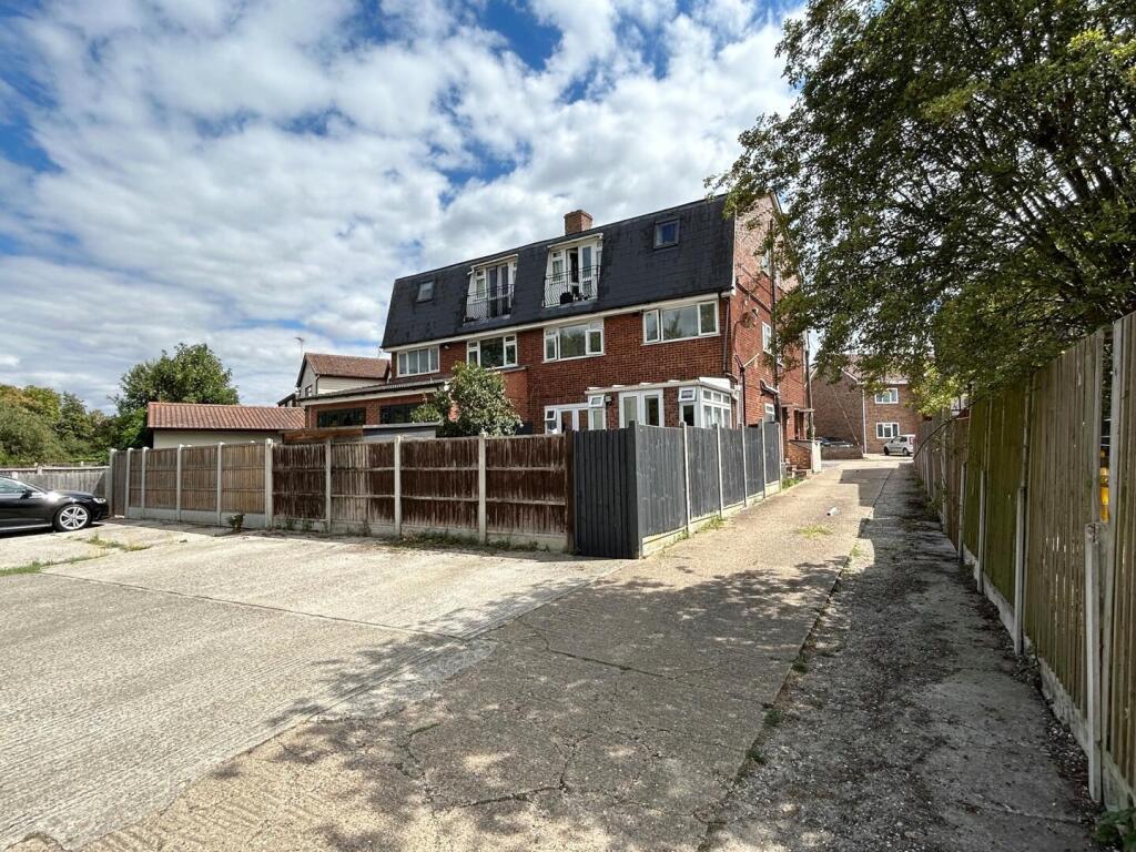 Apartment in Castle Point, South Benfleet - View 3