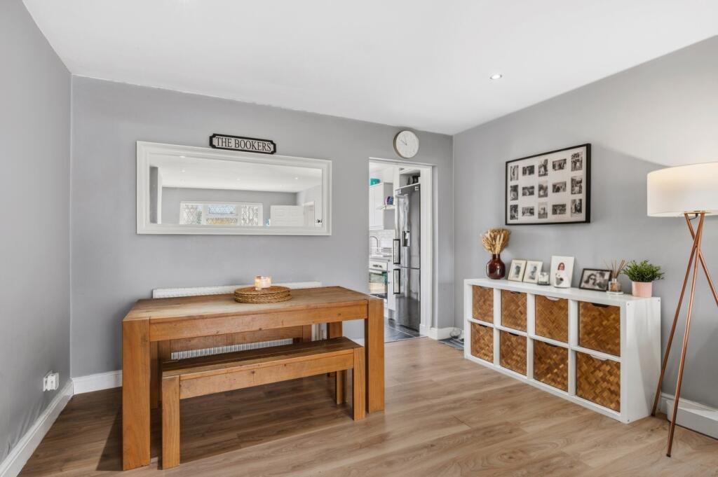 Carlton Road, Walton-on-Thames, KT12 – další