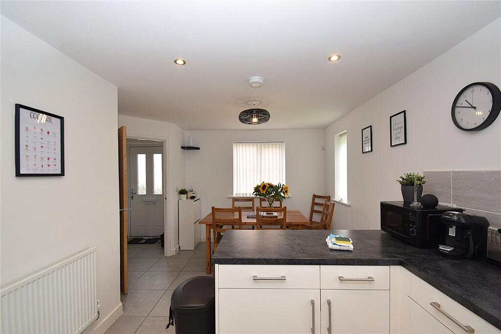 House in Cayton - More