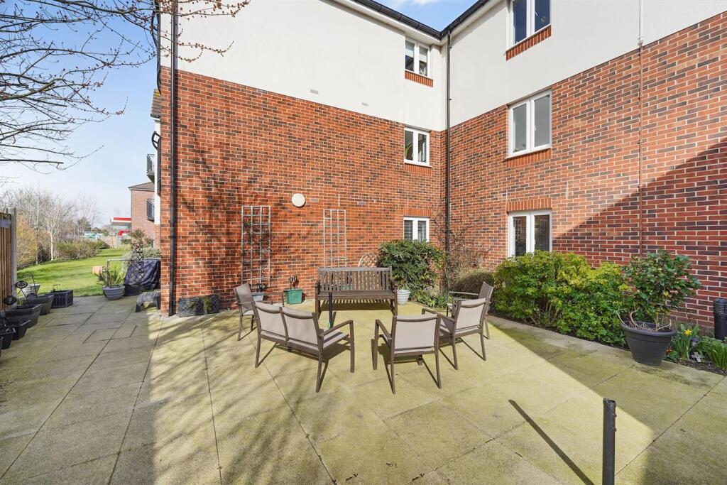 Apartment in Romford - View 5