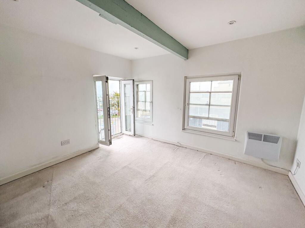 Flat 2, 9 Albert Street, Penzance, Cornwall, TR18 2LR photo 4