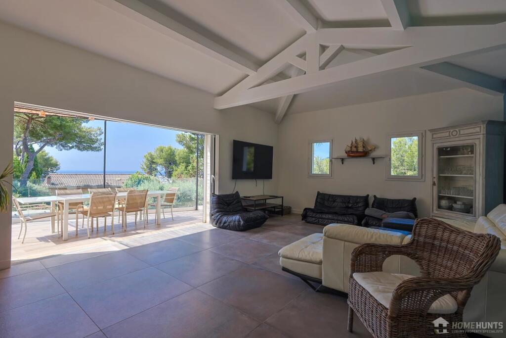 Main image of property: Provence-Alps-Cote d`Azur, Var, Carqueiranne