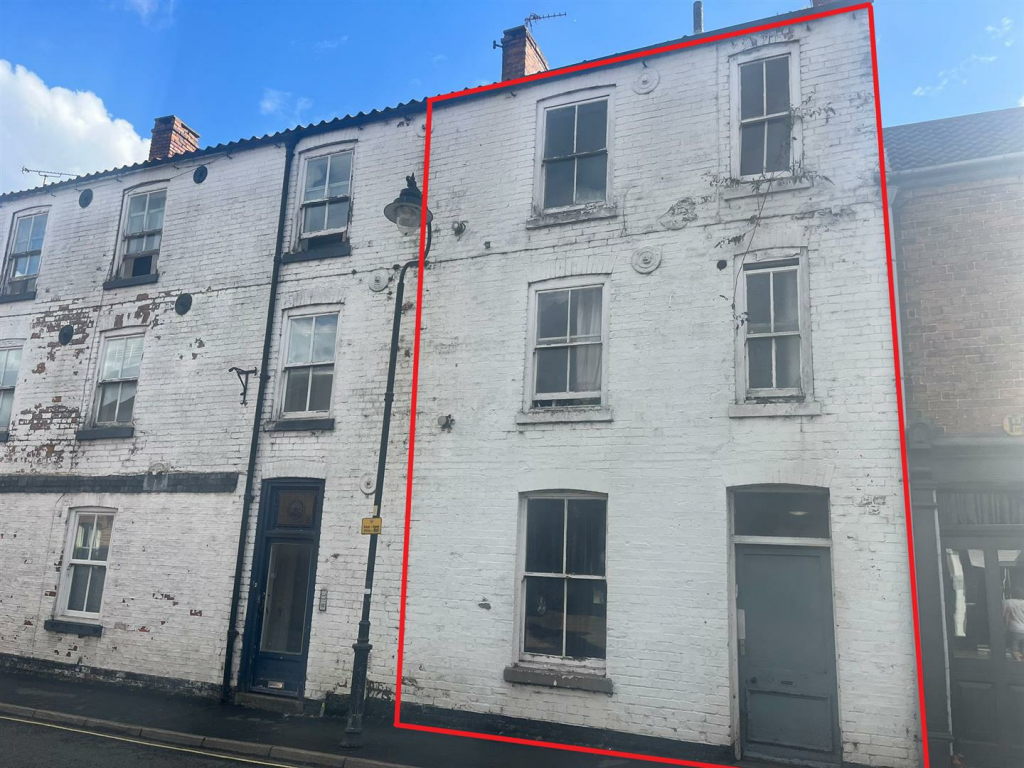 Studio terraced on Queen Street, Louth, £159,950