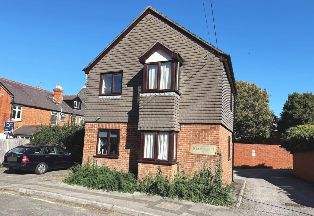 Main image of property: Flat 6 Wren Court, 6 Runnemede Road, Egham