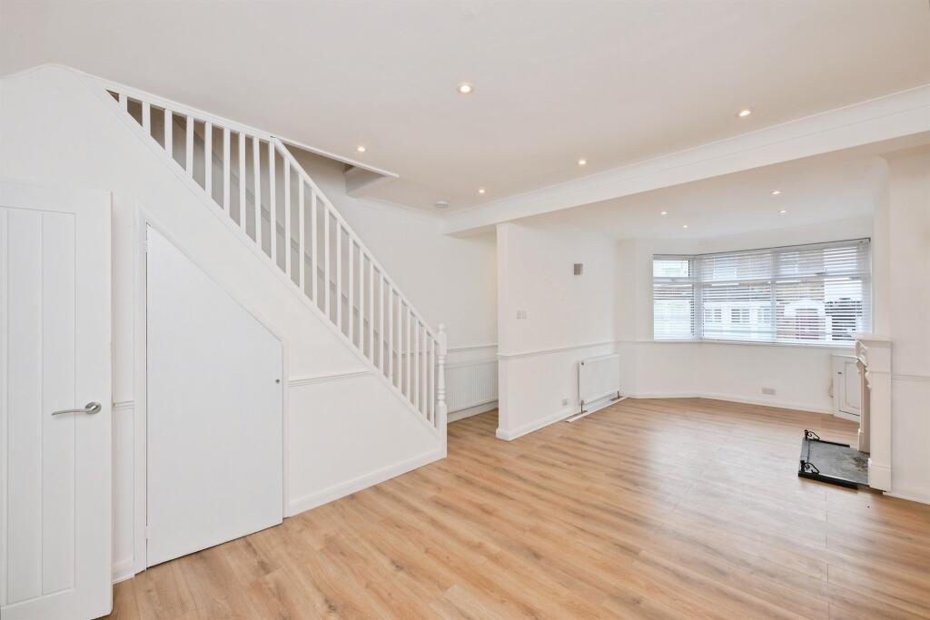 House in Epping Forest, Roundhills, Waltham Abbey - More
