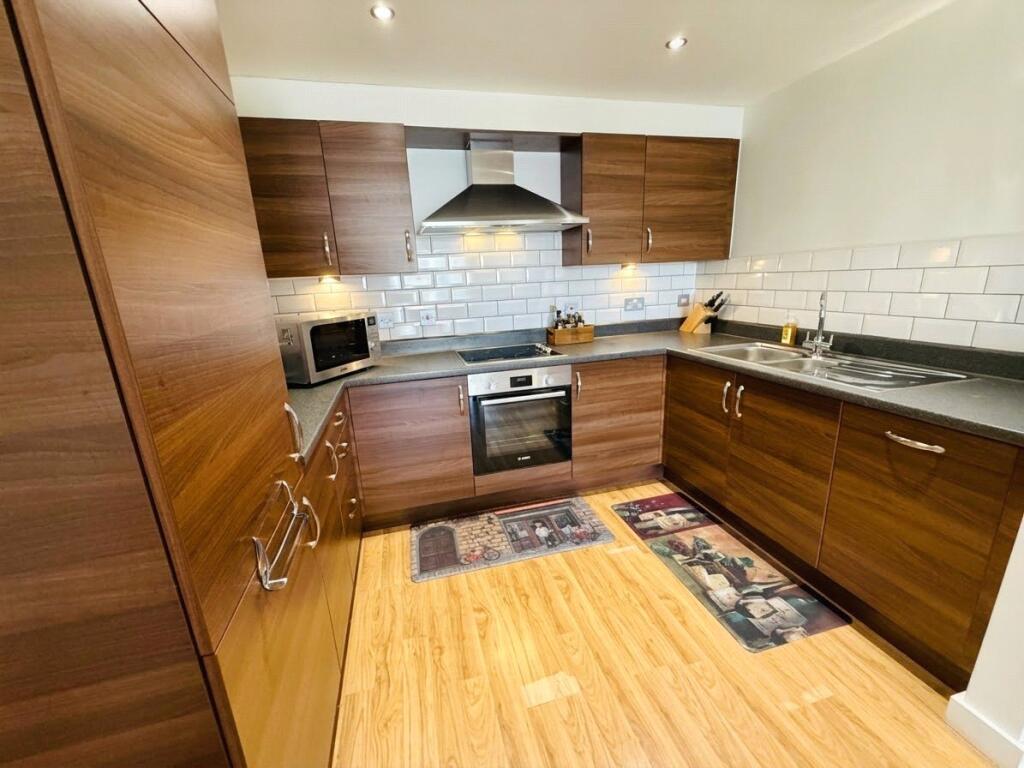 Apartment in Surrey Heath, Surrey - View 4