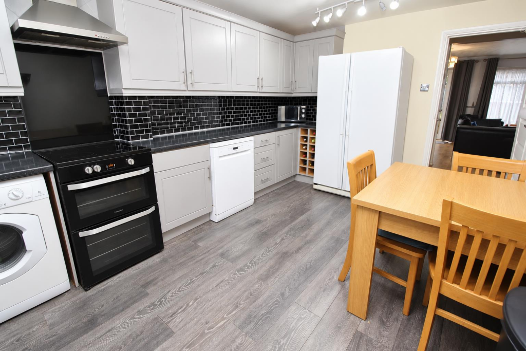 Andover Close, Tilehurst, Reading photo 2