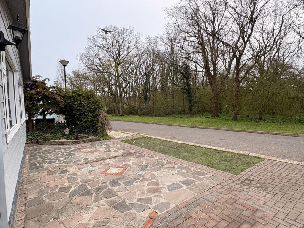 The Spur, The Dome Village, Hockley, Essex photo 3