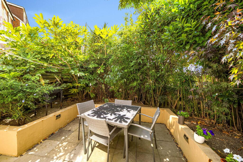 Apartment in Tunbridge Wells, Kent - View 4