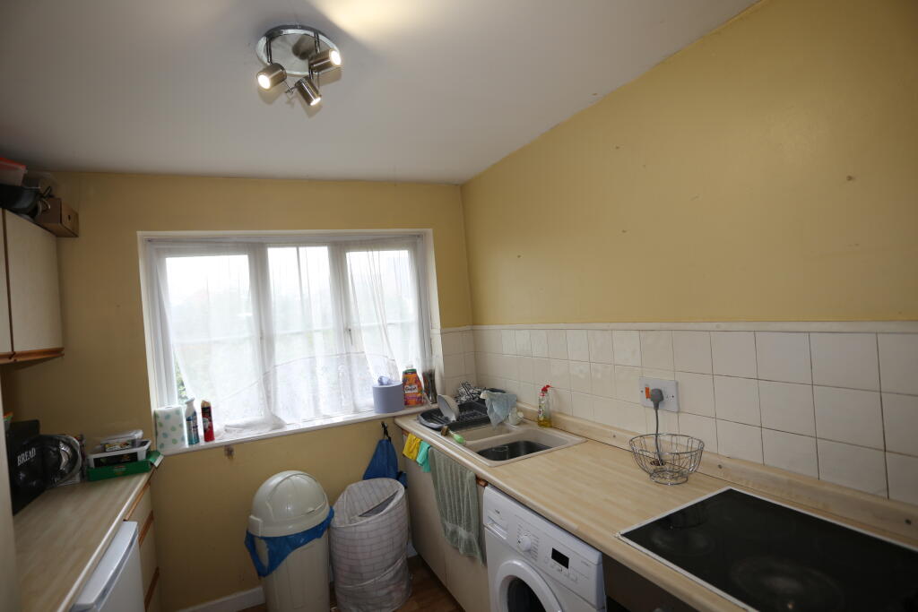 Meteor Close, Woodley, Reading, Berkshire, RG5 photo 3