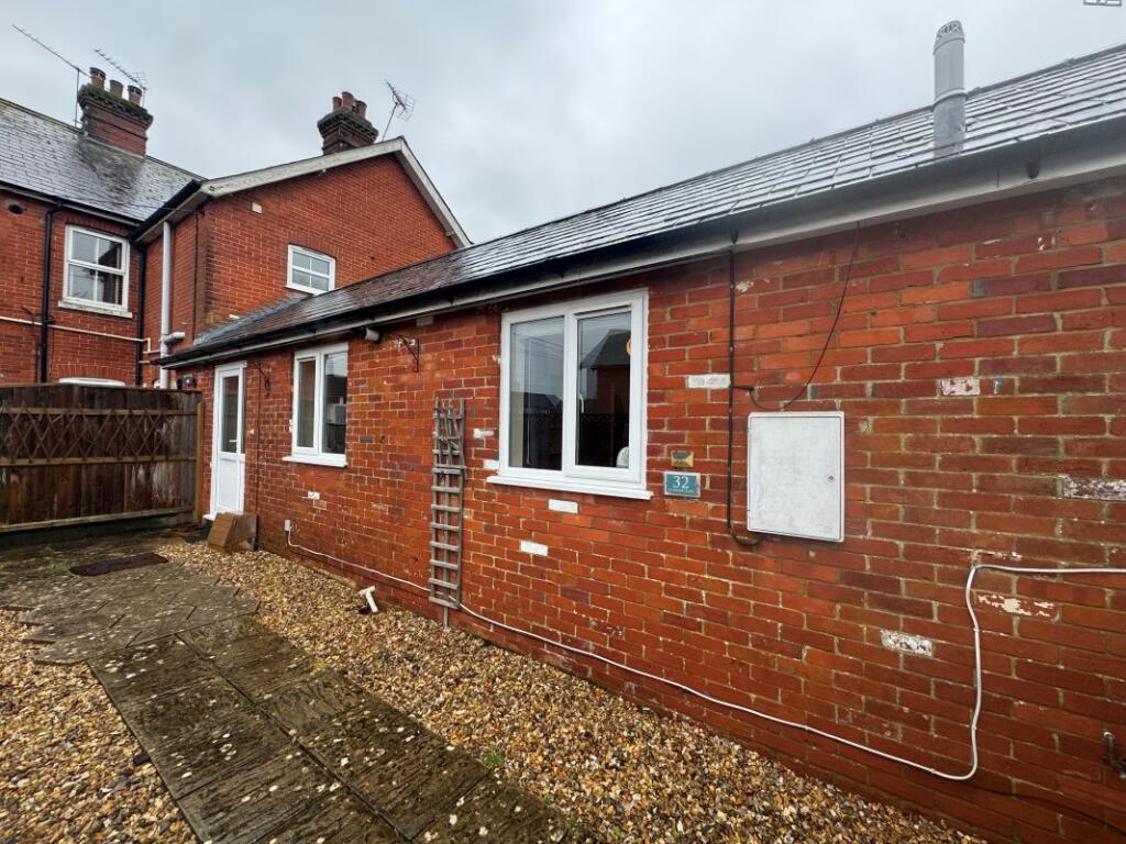 Main image of property: 32 Alexandra Road, Fordingbridge, Hampshire, SP6 1EJ