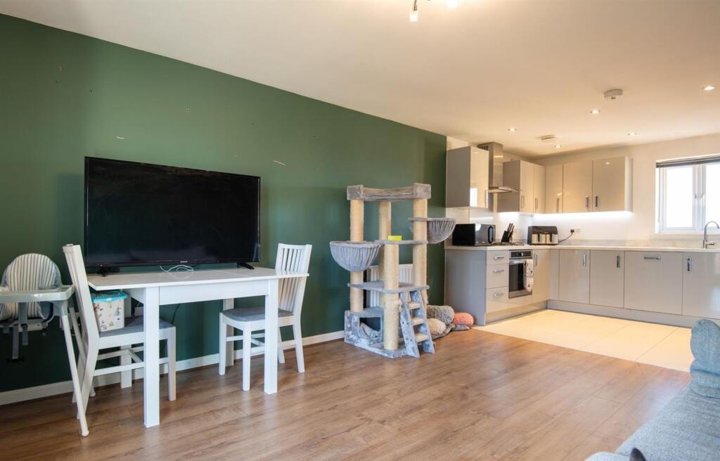 Irthlingborough Road North, Wellingborough, NN8 - View 6