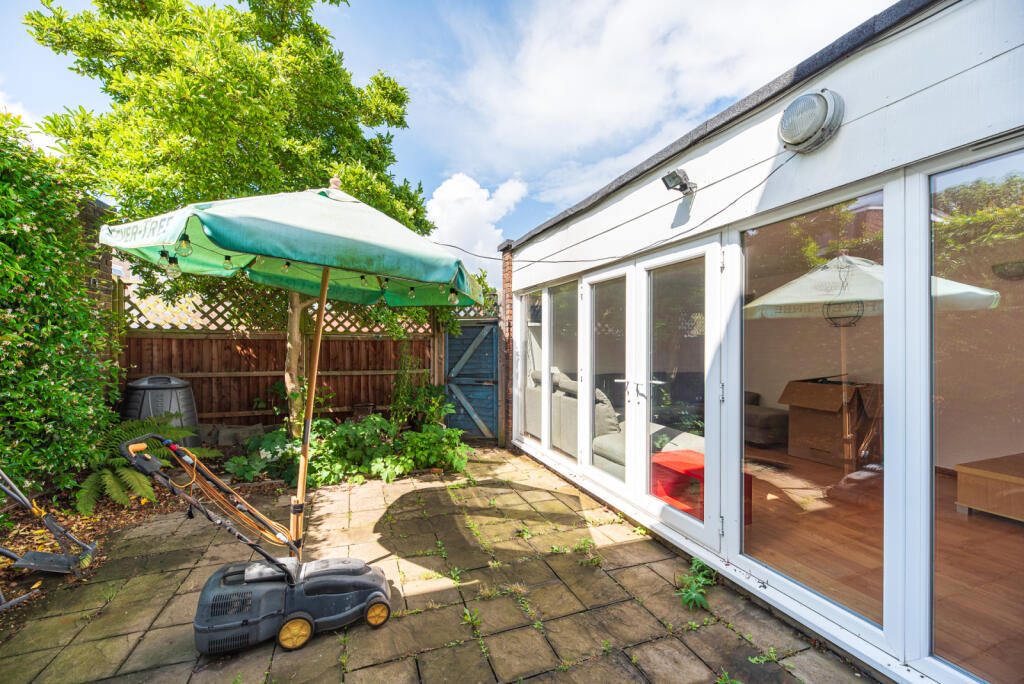 Farnham Gardens, Raynes Park, SW20 photo 4