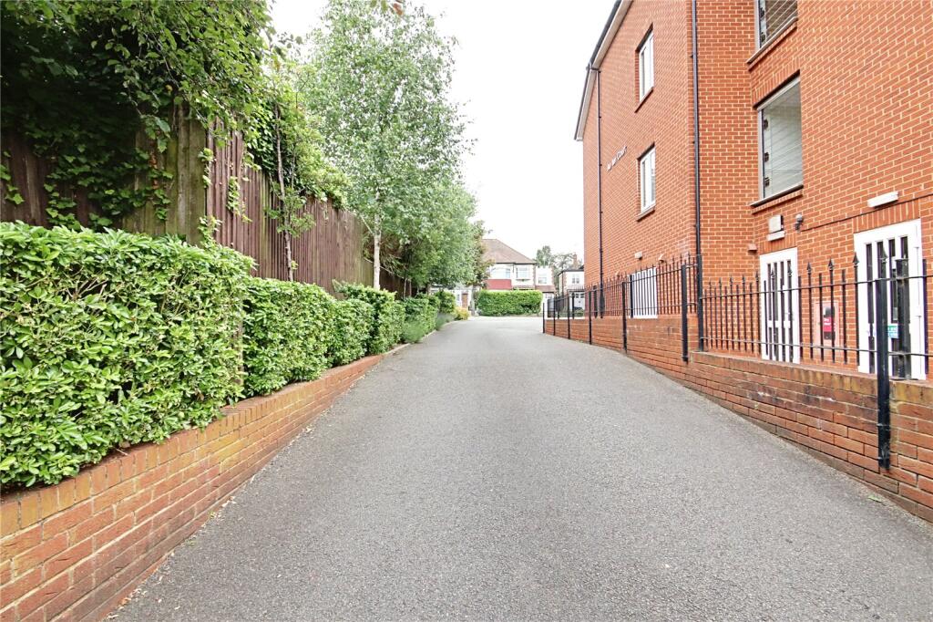 Winchmore Hill Road, London, N21 photo 4
