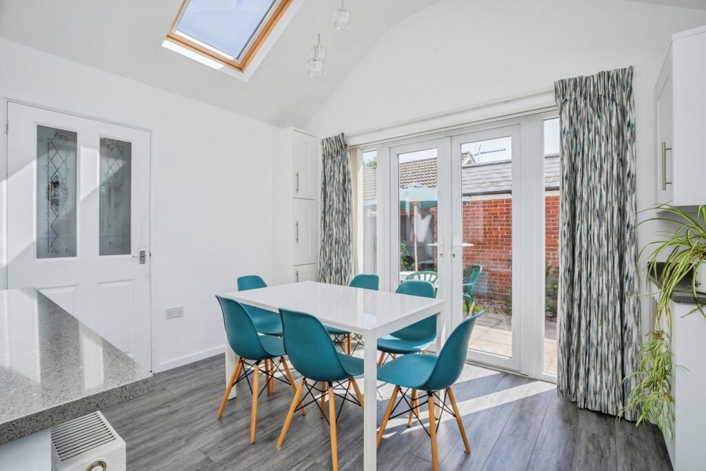 House in Chichester, Southbourne - More