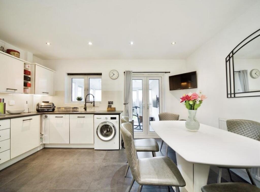 House in Broxbourne, Turnford - View 4