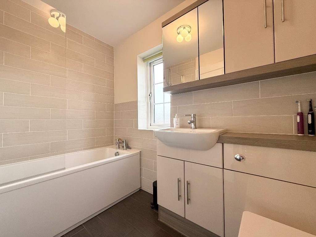 Linbridge Way, Wigmore, Luton, Bedfordshire, LU2 9TU photo 4