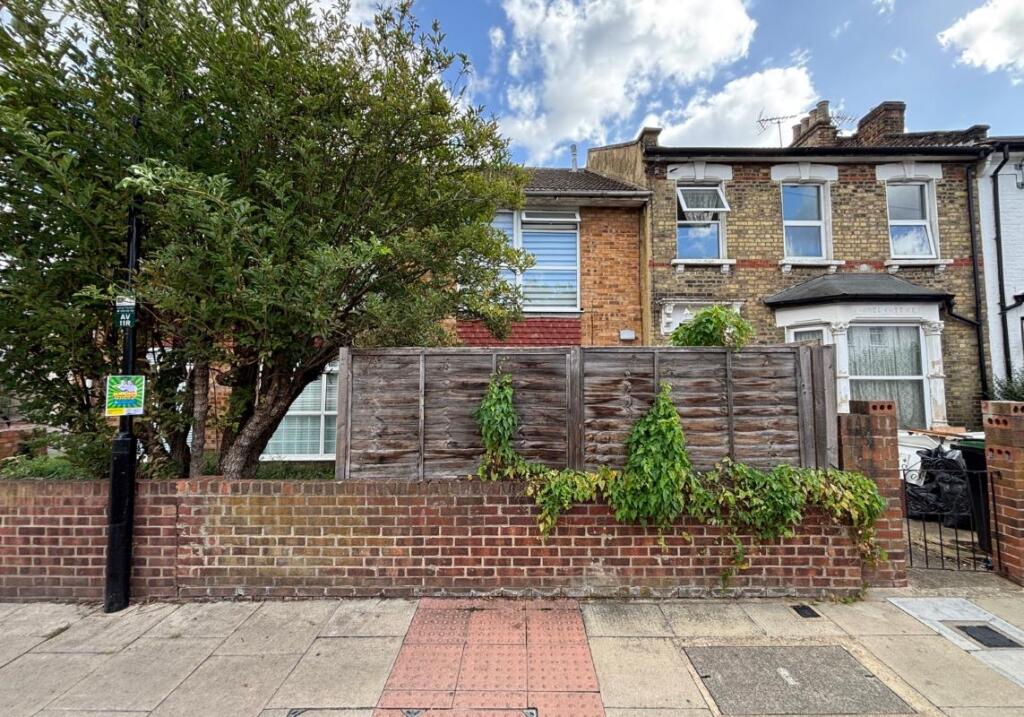 Main image of property: 62A Avenue Road, Haringey, London, N15 5JH