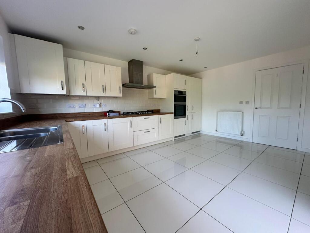 Buttercup Close, Raunds, Wellingborough photo 4