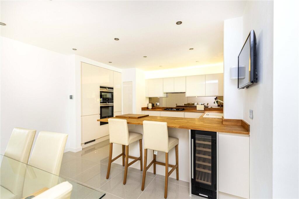 St. Georges Close, Highcliffe, Dorset, BH23 photo 2