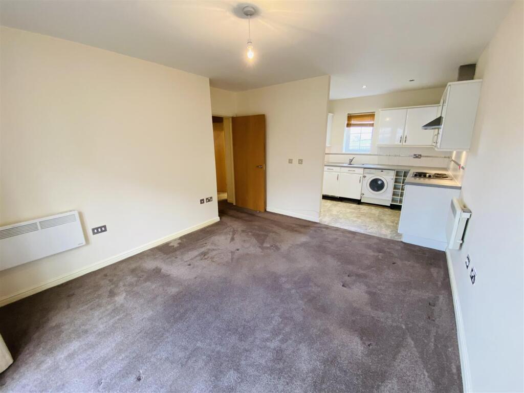 Agincourt Drive, Bingley photo 5