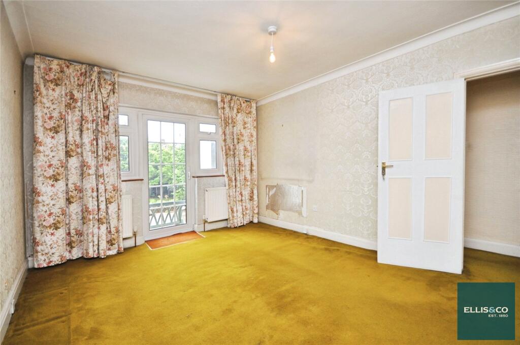 Sandringham Gardens, North Finchley, N12 - View 5