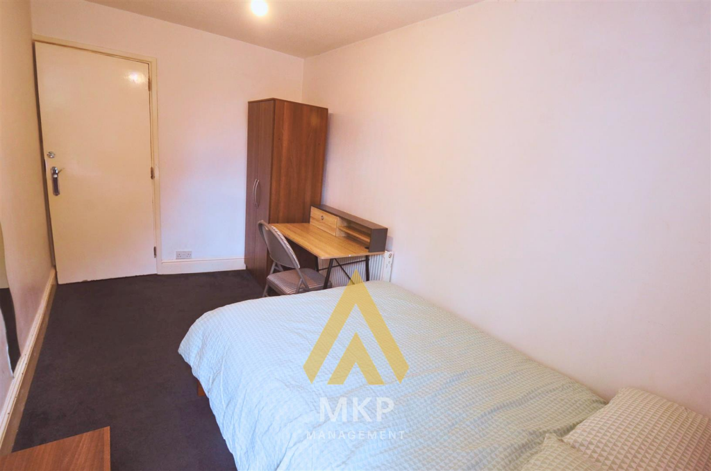 5 bedroom terraced house for rent