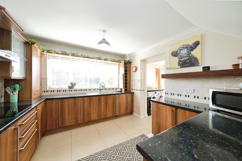 House in Bassetlaw, Elkesley - More