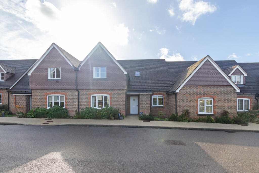 3-bed house on Hazel Close, Bramshott Place,  Liphook, Hampshire, GU30 7UZ, £675,000