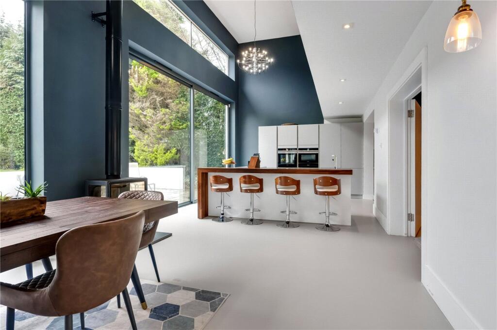 Courtlands Avenue, Esher, Surrey, KT10 - View 2