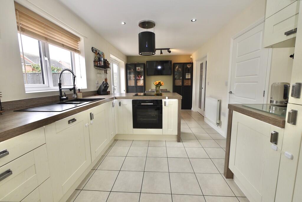 House in Doncaster, Rossington - More