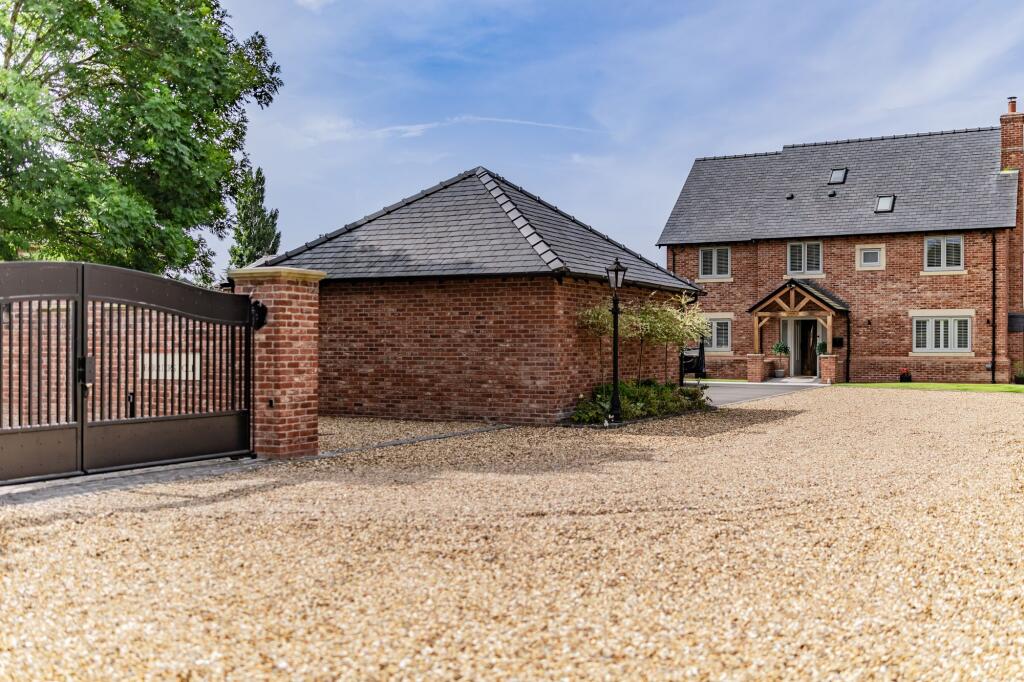 Main image of property: Lavender House, 1 Farriers Fold, Walmer Bridge, Preston, PR4 5DR