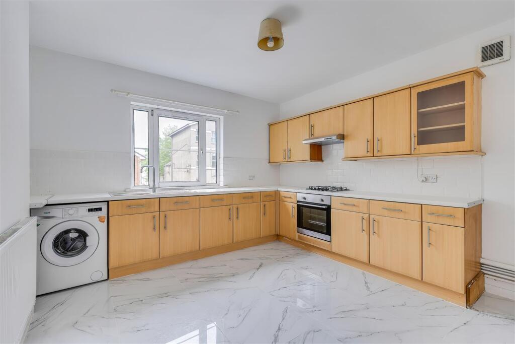 Apartment in Cardiff, Roath - More