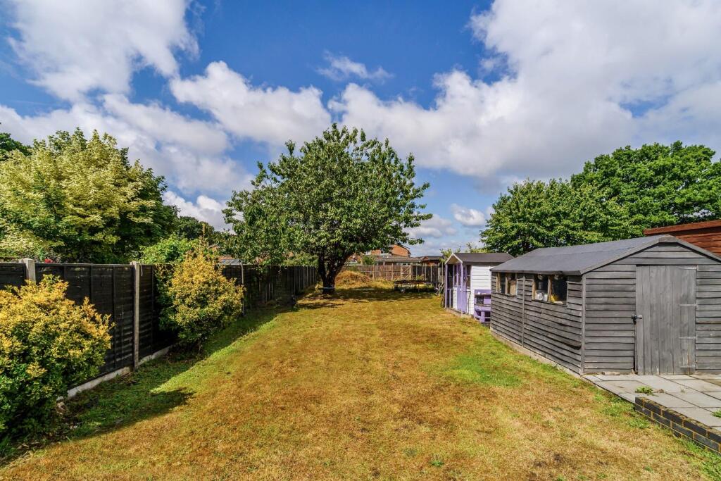 Merland Rise, Tadworth photo 4