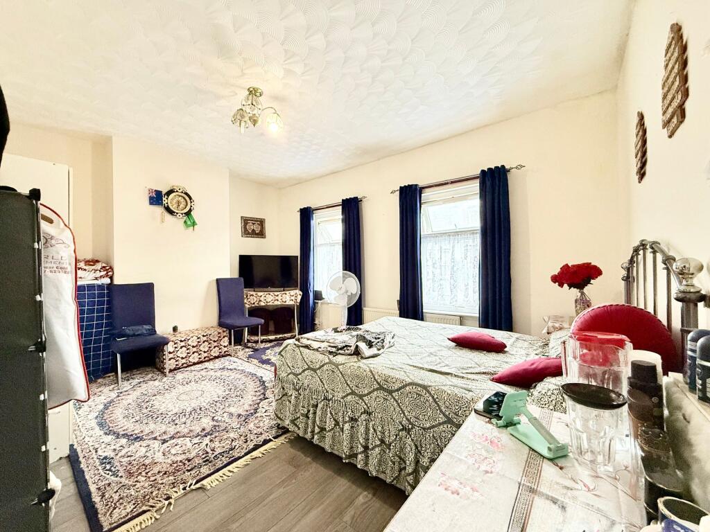 House in Luton - View 5