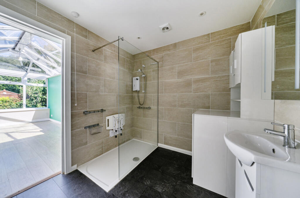 House in Bagshot, Windlesham - More