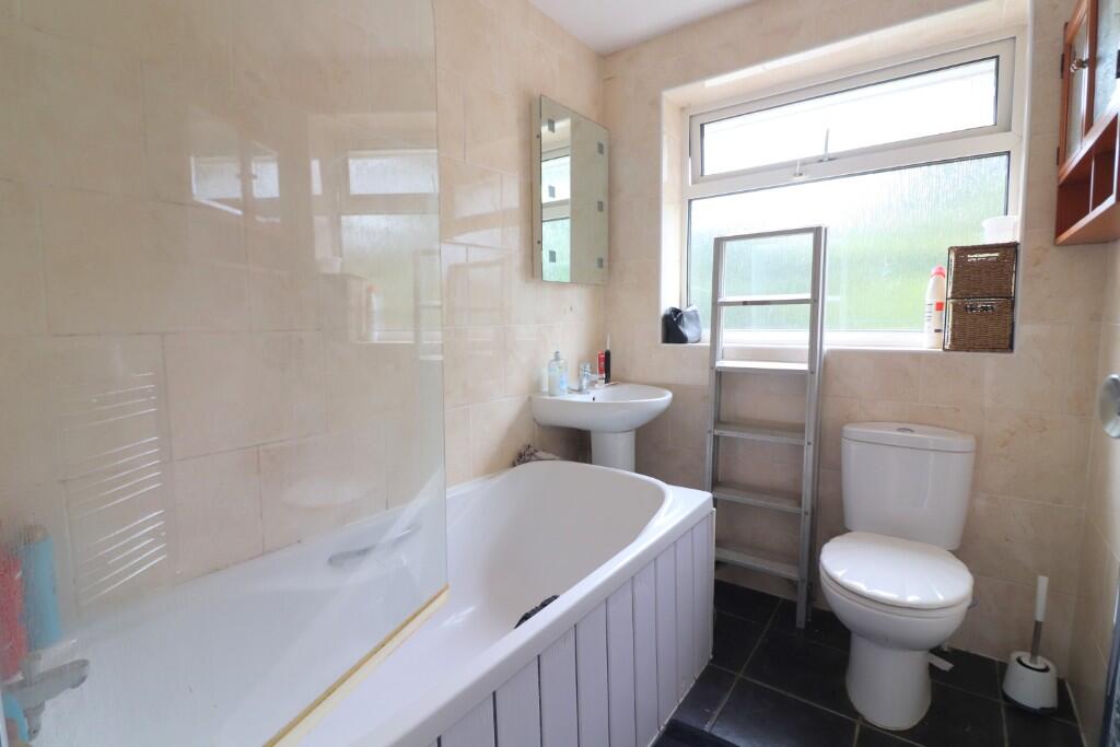 Sunningdale, Luton, Bedfordshire, LU2 7TF - View 5