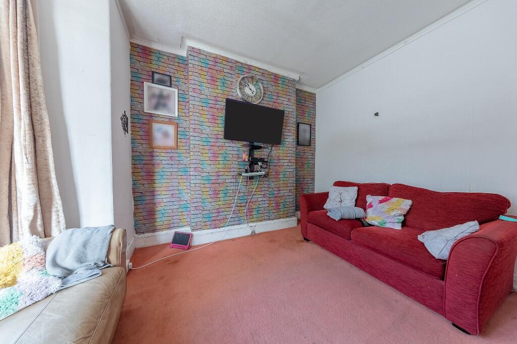 Broadway, Pontypridd, CF37 photo 3