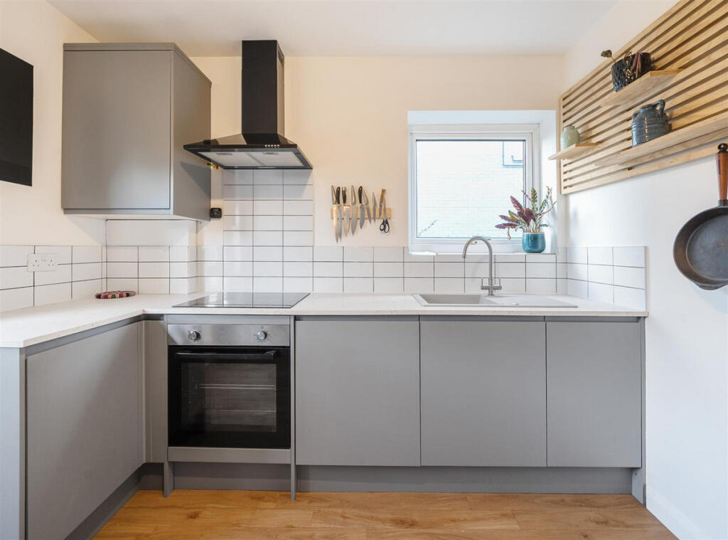 Apartment in London, Brondesbury Park, Brondesbury - More
