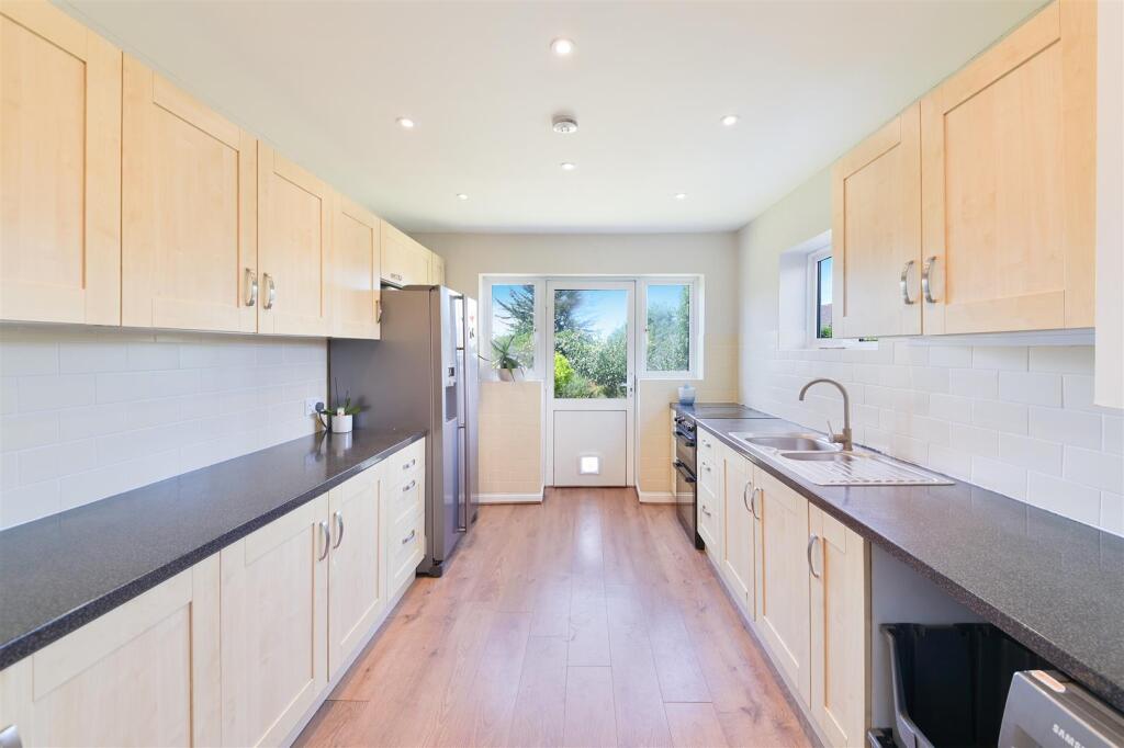 House in Sutton - View 3