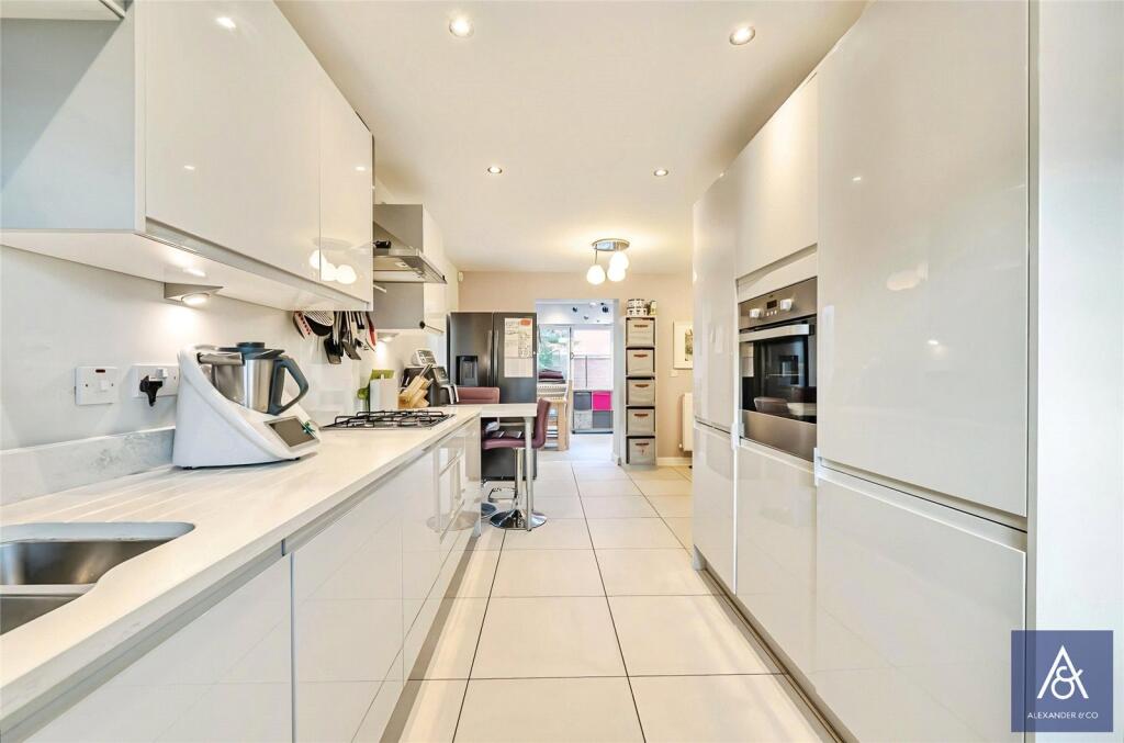 House in Brackley, Foxhills, Radstone Fields - View 4