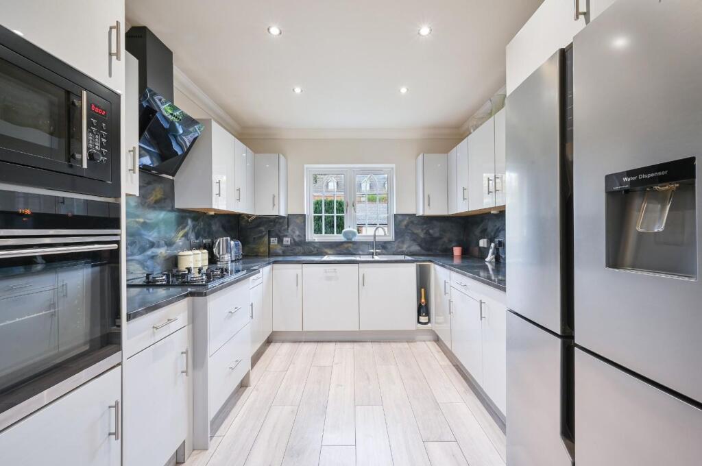 Apartment in Reigate and Banstead, Surrey - View 4