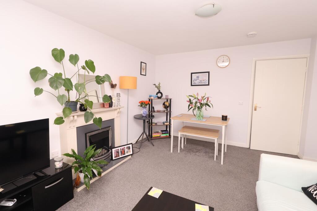 Apartment in Manchester, Whalley Range - View 4