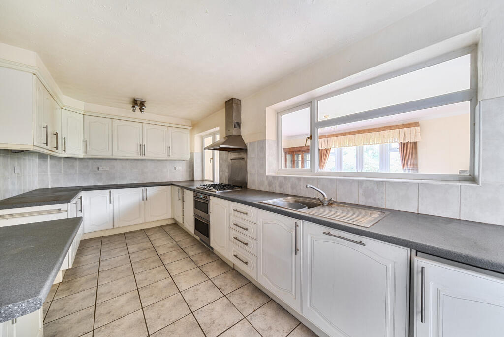 House in Spelthorne, Upper Halliford - View 2