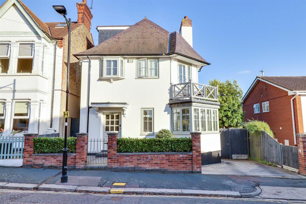 4-bed detached on Leigh Cliff Road, Leigh-on-Sea, £1,100,000